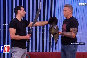 Lionel Scaloni, con Alejandro Fantino tras conquistar la Copa América; el conductor le hizo poner un casco de gladiador al entrenador del seleccionado argentino