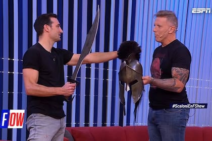 Lionel Scaloni, con Alejandro Fantino tras conquistar la Copa América; el conductor le hizo poner un casco de gladiador al entrenador del seleccionado argentino