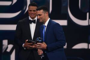 Scaloni les ganó a Ancelotti y Guardiola en París y sorprendió con una broma tras recibir el premio