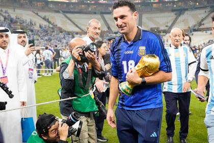 Lionel Scaloni con la Copa del Mundo, tras la consagración en Qatar 2022