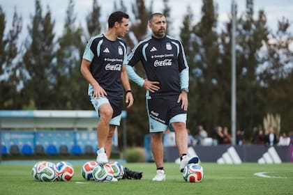 Lionel Scaloni con Walter Samuel, uno de sus ayudantes de campo, en un entrenamiento de la selección en Ezeiza