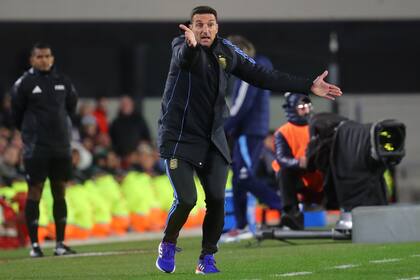 Lionel Scaloni da indicaciones durante el partido entre la Argentina y Chile