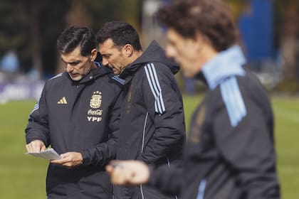 Lionel Scaloni debe buscar el reemplazante de Tagliafico y decidirse entre Almada y González.