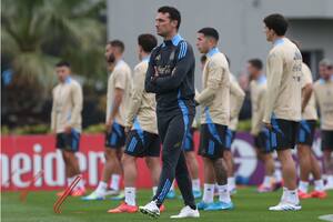 Lionel Scaloni, DT de la Argentina, en un momento pensativo durante el entrenamiento; tomó nota de los errores ante Paraguay, pero no se vislumbran cambios de fondo en el corto plazo