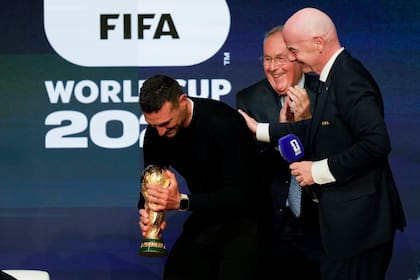 Lionel Scaloni, DT de la selección argentina, con la Copa del Mundo; intentará defender el título
