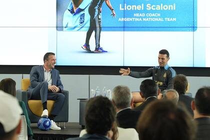 Lionel Scaloni, durante su charla con el periodista argentino Bruno Vain en la Universidad Internacional de Florida.