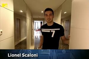 Lionel Scaloni en 2006, dando la bienvenida a su departamento en Londres cuando militaba en West Ham