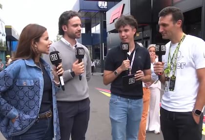 Lionel Scaloni en el circuito de Spa Francorchamps, con los periodistas de DAZN