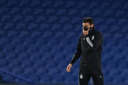 Lionel Scaloni aguarda por los futbolistas para comenzar los trabajos previo a la doble fecha de Eliminatorias sudamericanas