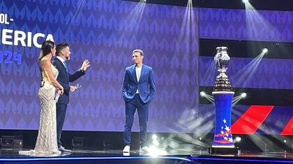 Lionel Scaloni, en el sorteo de la Copa América 2024; el DT argentino ingresó con el trofeo al salón
