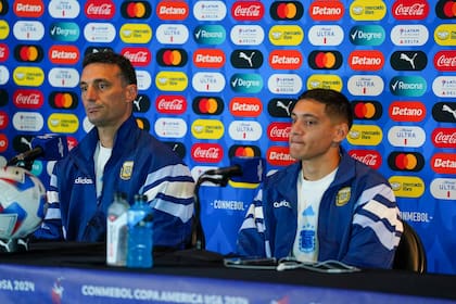 Lionel Scaloni estuvo acompañado de Nahuel Molina en la conferencia de prensa previa al partido