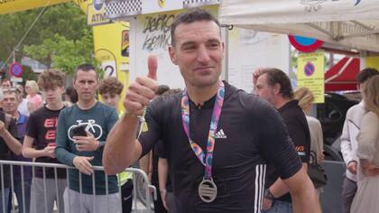 Lionel Scaloni, feliz, con una medalla por una carrera de ciclismo