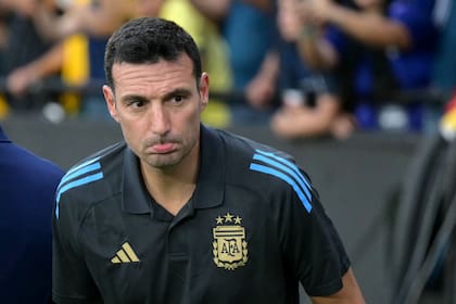 Lionel Scaloni gesticula durante el partido entre la selección argentina y Ecuador, por las eliminatorias sudamericanas, disputado este martes en Guayaquil