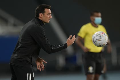 Lionel Scaloni gira la pelota: con los cambios, el seleccionador no logró recuperar el protagonismo que exhibió la Argentina frente a Chile en el primer tiempo