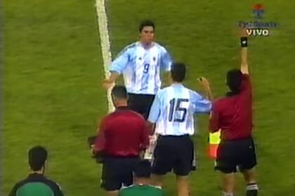 Lionel Scaloni ingresa por Javier Saviola en el amistoso entre la Argentina y Libia el 30 de abril de 2003 (captura de TV)