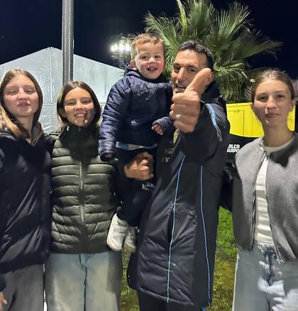 Lionel Scaloni junto a los cuatro hijos de Fabián Cubero (Foto: Instagram @fabiancuberooficial)