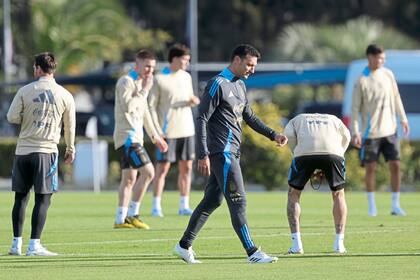 Lionel Scaloni, junto al cuerpo técnico de la selección, decidió que Messi comience el partido en el banco de suplentes