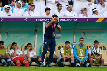 Lionel Scaloni les pide a sus futbolistas que usen la cabeza durante el encuentro ante Arabia Saudita en Lusail