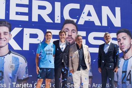 Lionel Scaloni, Lisandro Delfino, Claudio Tapia y Segio Goycochea luego de descubrir el mural con la alianza de AFA y AMEX.