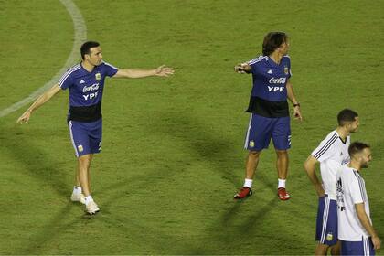 Lionel Scaloni organiza un ejercicio de entrenamiento junto al preparador físico Luis Martín; la Copa América Brasil 2019 será crucial para la eventual continuidad del seleccionador.