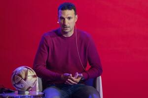Lionel Scaloni participa del Congreso de entrenadores de la FIFA y estuvo en una entrevista en la TV de Doha.