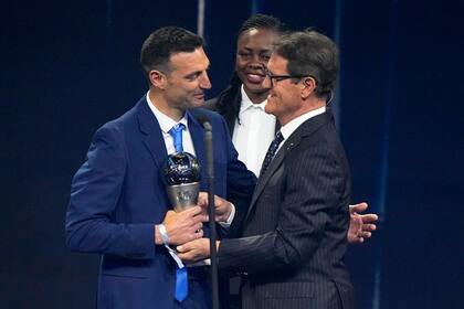 Lionel Scaloni recibió, a manos de Fabio Capello, el premio a mejor entrenador del año. El periodista Alejandro Fantino lo celebró como "un campeonato más"