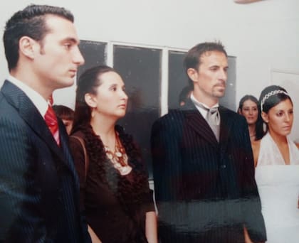 Lionel Scaloni saliendo como testigo del casamiento de su amigo Mauricio Sesana con Juliana en 2006