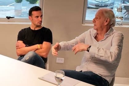Lionel Scaloni y César Menotti juntos en una reunión en el predio de la AFA en Ezeiza; el mánager de la selección, clave para el respaldo del DT después de la Copa América 2019