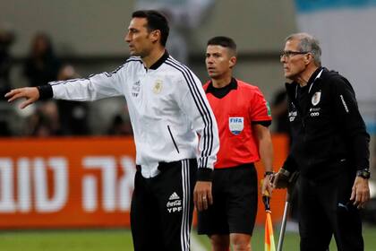 Lionel Scaloni y Oscar Tabárez durante un partido amistoso en Tel Aviv, el 18 de noviembre de 2019. Después del partido tendrían una conversación reveladora para el argentino.