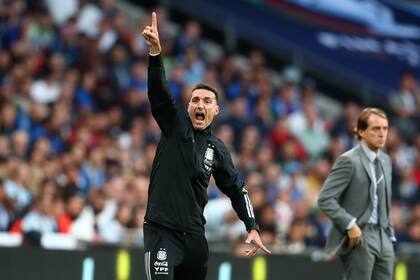 Lionel Sebastian Scaloni da indicaciones en el partido ante Italia, por la Finalíssima