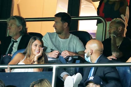Lionel, su papá Jorge, Antonela y Neymar en un palco del estadio Parque de los Príncipes viendo al PSG en la primera fecha de la liga.