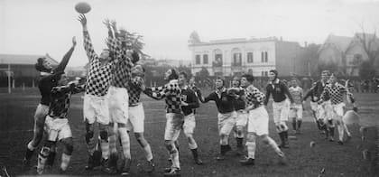 Lions disputa un line-out en uno de sus partidos en Gimnasia y Esgrima de Buenos Aires; en la cancha del club porteño se inauguró una tribuna para 5000 espectadores en una de las visitas de los británicos, la de 1936.
