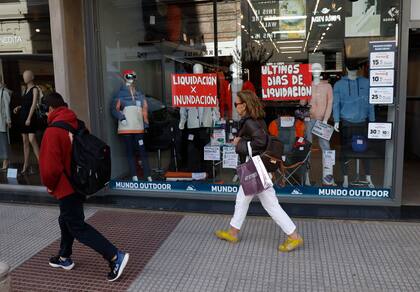 "Liquidación por inundación", la escena que se repite en los comercios