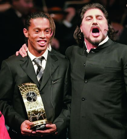 Lírico y popular, en todos los escenarios. En la Ópera de Zurich, durante la ceremonia en la que se proclamó a Ronaldinho Mejor Jugador del Año (FIFA, 2004).