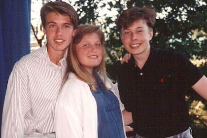 Lis hermanos Musk, Kimbal, Tosca y Elon, en su adolescencia