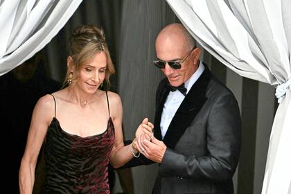 Lisa Bezos y Mark Bezos (der.), medio hermano del fundador de Amazon, Jeff Bezos, salen del hotel Aman