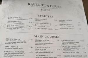 Lisa Cooney preguntó al mozo del restaurante qué opciones del menú eran aptas para veganos y la respuesta la sorprendió