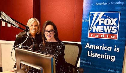 Lisa Kennedy Montgomery (derecha) es una conocida presentadora de televisión en Estados Unidos