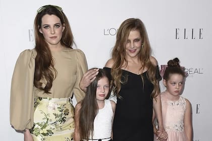 Lisa Marie Presley junto a Kiley y sus hijas mellizas