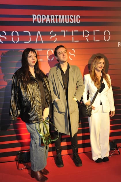 Lisa y Benito Cerati, los hijos de Gustavo Cerati, y Laura Cerati, hermana del célebre cantante, se mostraron emocionados por el estreno mundial de Ecos, el nuevo espectáculo de Soda Stereo