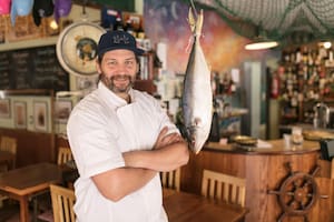 La cantina que sólo trabaja con pescados enteros y se convirtió en un clásico de Mar del Plata