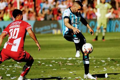 Lisandro López domina la pelota en el partido en el que Racing igualó 1 a 1 ante Unión