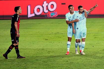 Lisandro López festeja el tercero de Racing frente a Newells Old Boys.