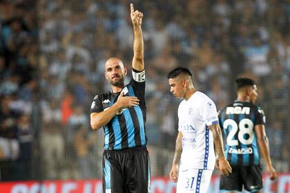 Lisandro Lopez frente a Godoy Cruz