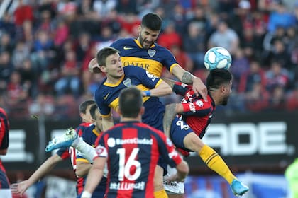 Lisandro López ganó en lo alto y, de pique al suelo, anotó el 1-0 para Boca ante San Lorenzo