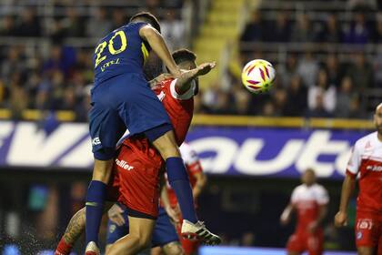 Lisandro López le gana en el salto a Elías Gómez y con un cabezazo anota el gol del 1-0 que significó el último triunfo de Boca ante Argentinos, por la Copa de la Superliga