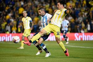 Lisandro López puja con Facundo Almada; Racing empezó bien pero fue desdibujándose y Rosario Central lo golpeó con otra derrota en el Torneo 2021.