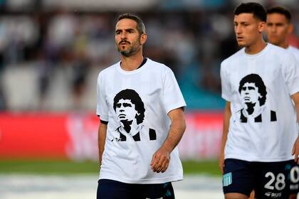 Lisandro López y todos los demás titulares salieron con remeras en honor a Diego Maradona.