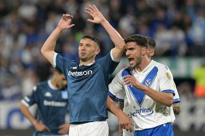 Lisandro Magallán, que fue expulsado, entró en el juego de Adrián Martínez y terminó afuera del partido. (Photo by JUAN MABROMATA / AFP)