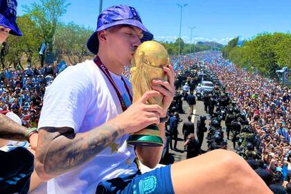 Lisandro Martínez, el campeón del que Erik ten Hag sigue esperando que deje de festejar con la Copa del Mundo y se una al plantel de Manchester United.